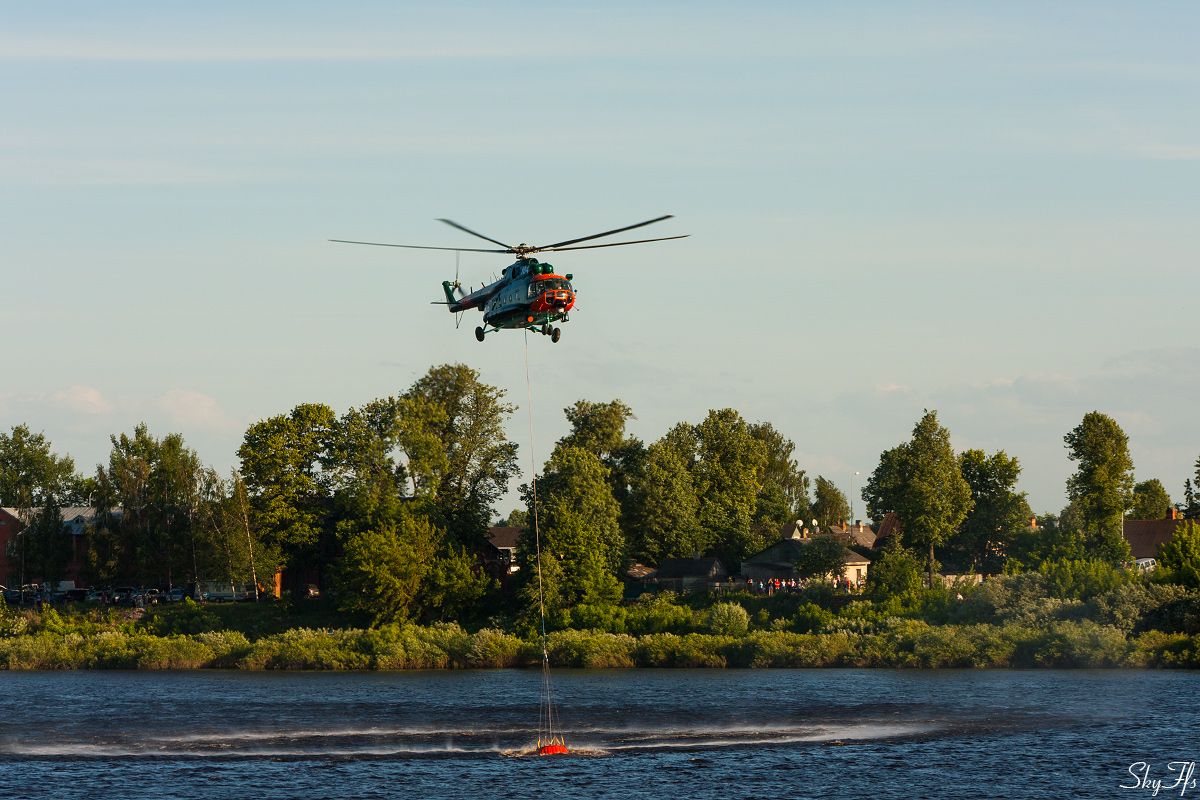 Вертолеты над озером. Вертолет над озером. Вертолетчики озеро. Вертолет в озере Новомичуринск. Комсомольское озеро вертолет.