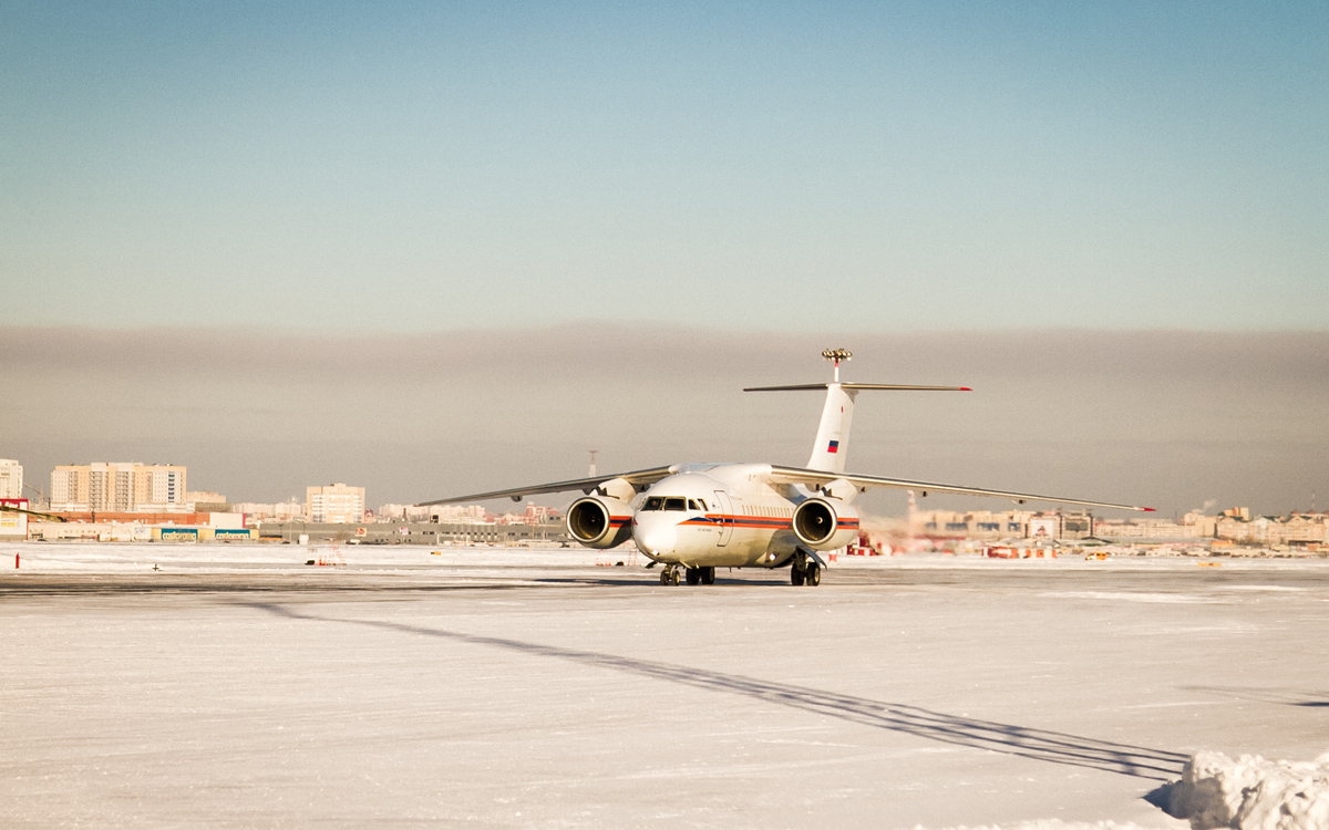 Самолет москва омск прилетел. АН-148 МЧС. Ra-61717.