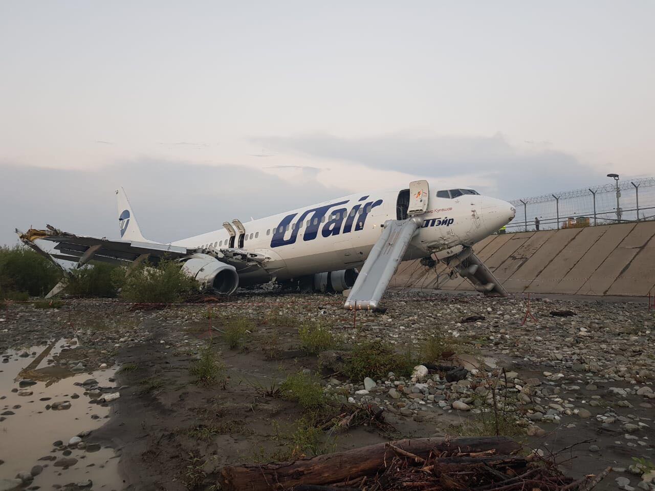 Боинг 737 в полете. Боинг 737-800 ЮТЭЙР Сочи. Авария Боинг 737 в Сочи. Boeing 737-800 в Сочи. Авиакатастрофы Боинг 737 UTAIR.