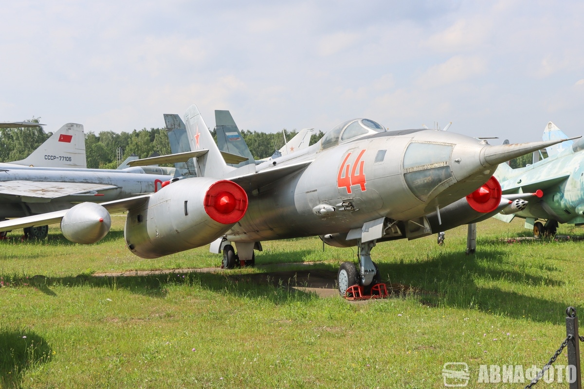 44 Красный
