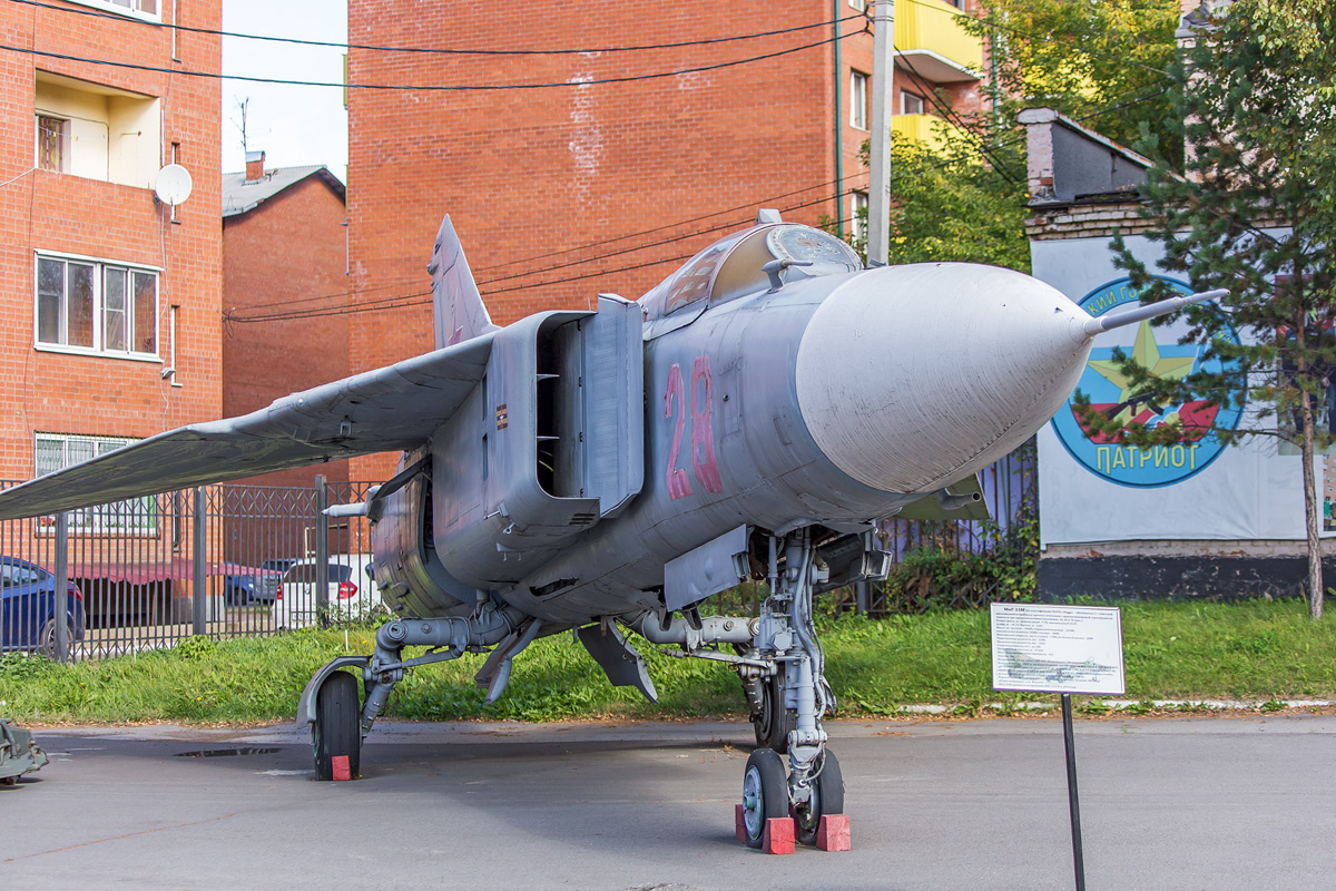 28 Красный. Авиационные памятники