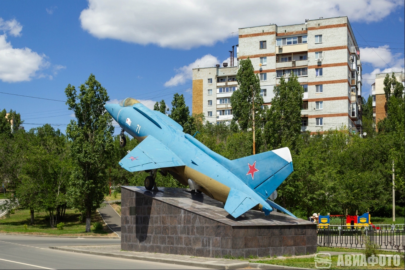 71. Авиационные памятники