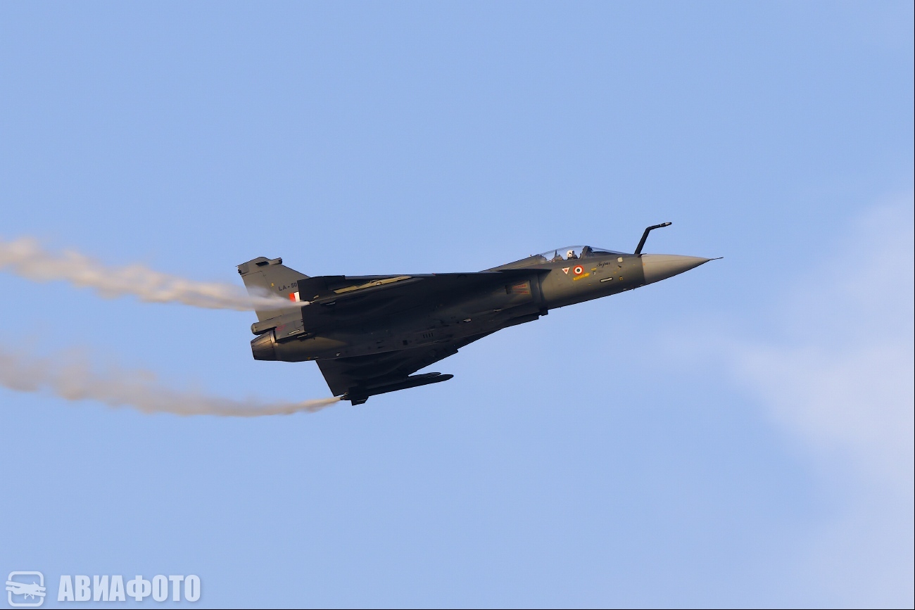 LA-5026. Парады и шоу