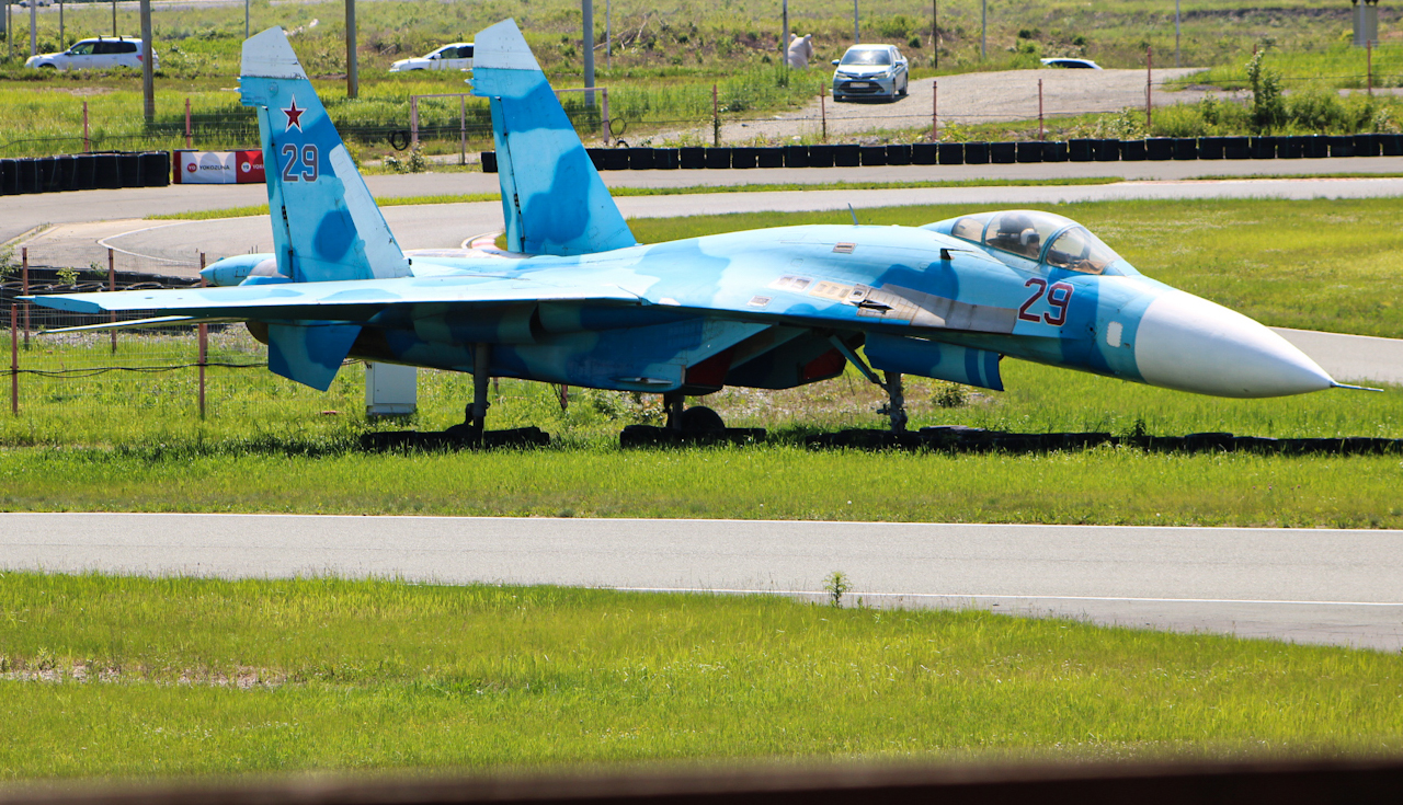 29 Красный. Авиационные памятники