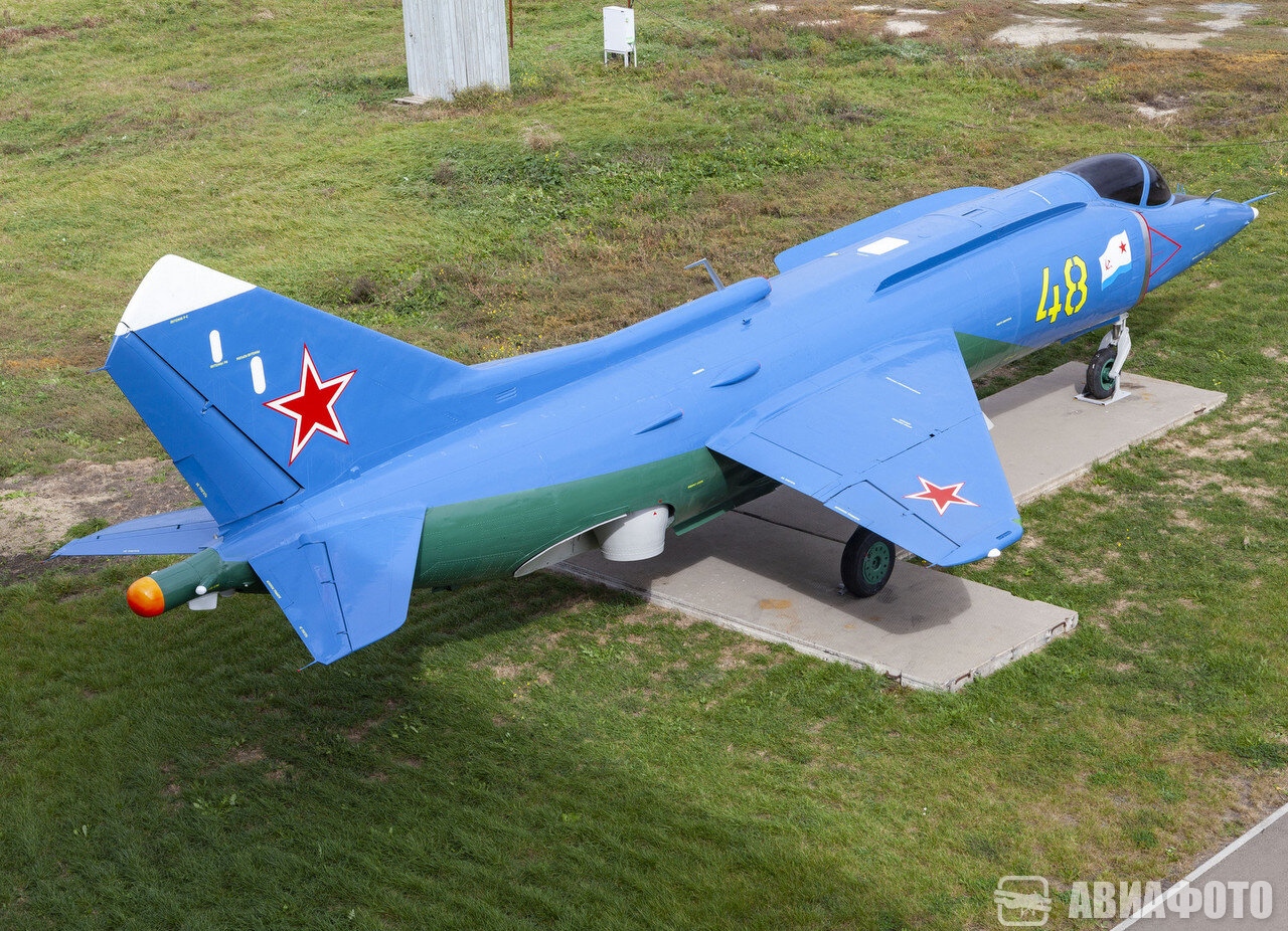 48. Авиационные памятники