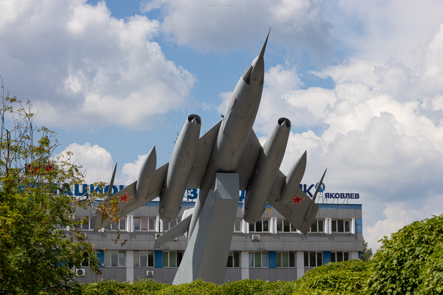 80 Красный. Авиационные памятники