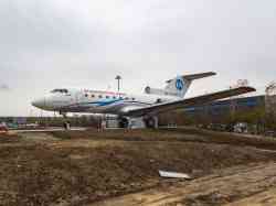 RA-87325 — Як-40, Владивосток Авиа; Авиационные памятники